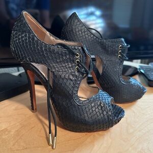 Unique Pour La Victoire Black Heels with laces